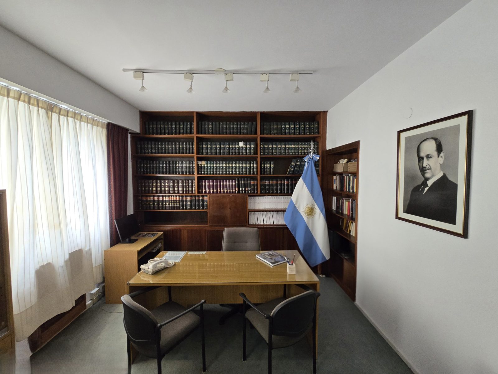 Despacho del Rector, con el retrato del Dr. Juan B. Terán, en la sede de la Representación de la UNT en Buenos Aires