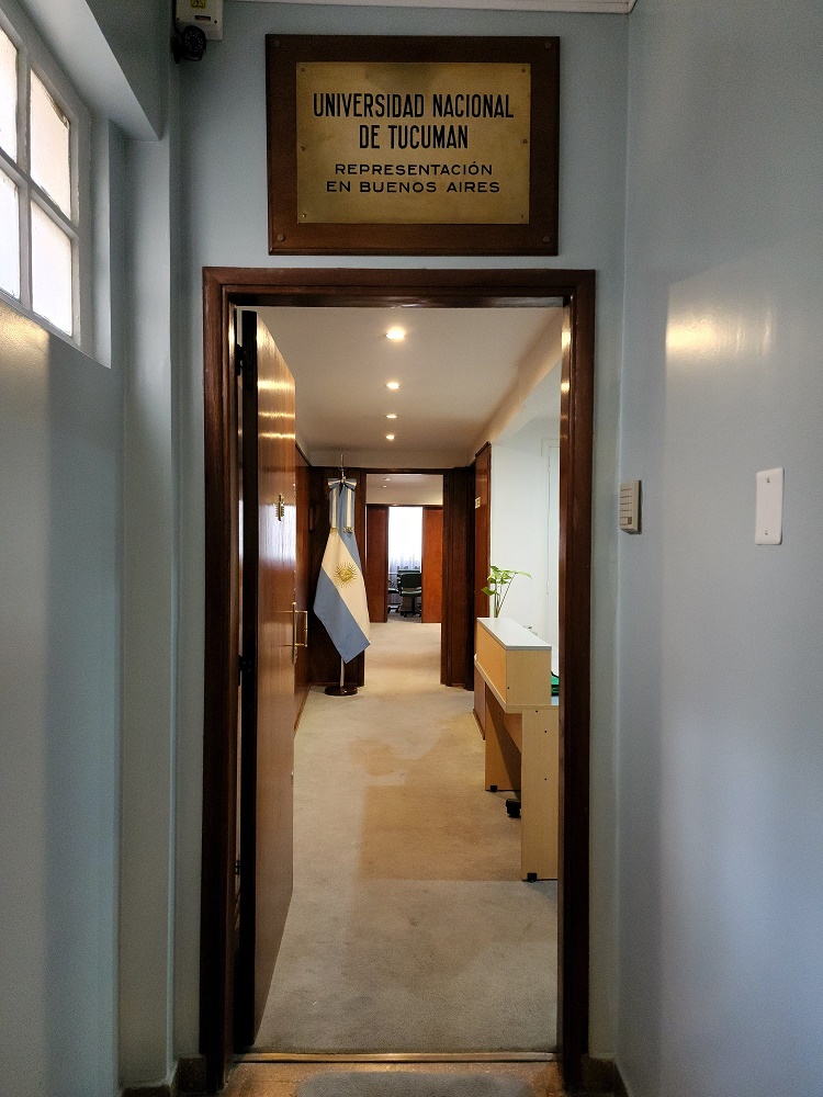 Acceso a la Representación, en la sede de la Representación de la UNT en Buenos Aires