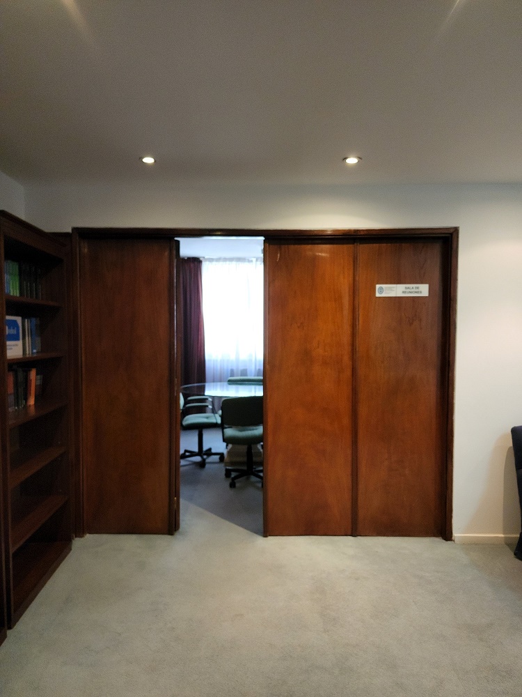 Acceso al Despacho del Rector, en la sede de la Representación de la UNT en Buenos Aires
