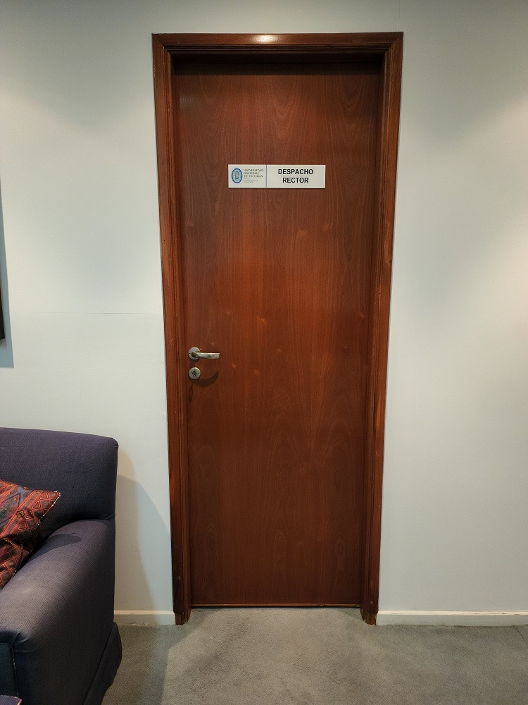 Puerta del Despacho del Rector, en la sede de la Representación de la UNT en Buenos Aires