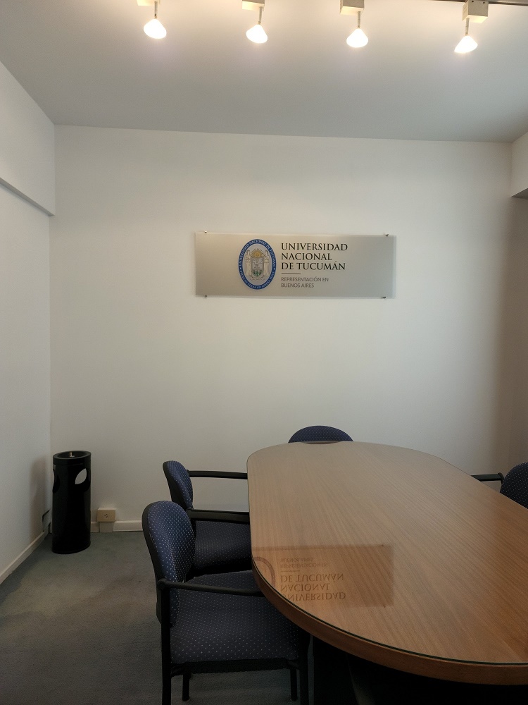 Sala de reuniones, en la sede de la Representación de la UNT en Buenos Aires