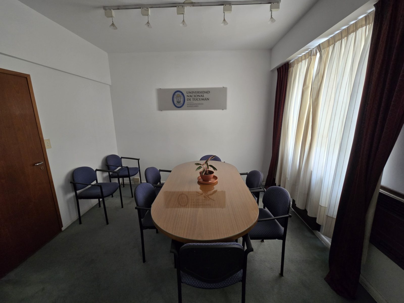 Sala de reuniones, en la sede de la Representación de la UNT en Buenos Aires